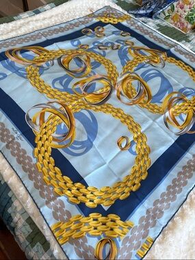 Authentic Cartier must de Cartier Blue and Gold Chain Print Silk Scarf NEW